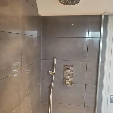 Large Kingsize Ensuite In Kingswood, Bristol, Bs15 *