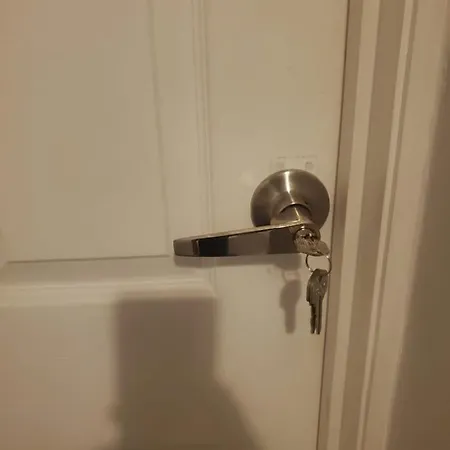 Large Kingsize Ensuite In Kingswood, Bristol, Bs15 *