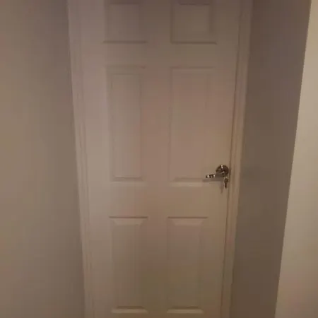 Large Kingsize Ensuite In Kingswood, Bristol, Bs15 *