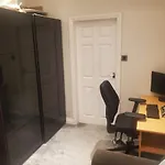 Large Kingsize Ensuite In Kingswood, Bristol, Bs15 Pansiyon