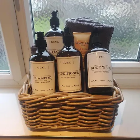 Проживання в сім'ї Large Kingsize Ensuite In Kingswood, Bristol, Bs15 Бристоль