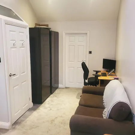 Large Kingsize Ensuite In Kingswood, Bristol, Bs15 *