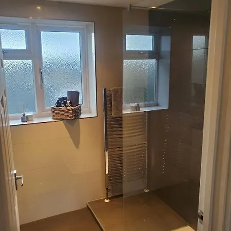 Проживання в сім'ї Large Kingsize Ensuite In Kingswood, Bristol, Bs15 Бристоль