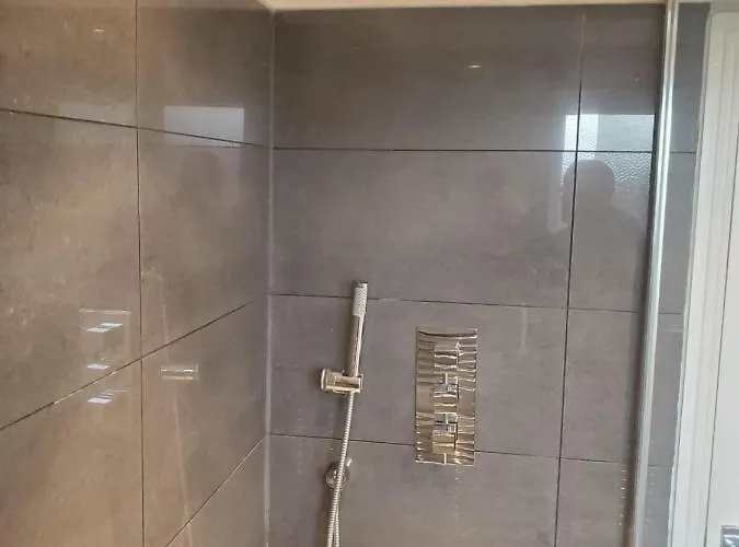 Large Kingsize Ensuite In Kingswood, Bristol, Bs15 *