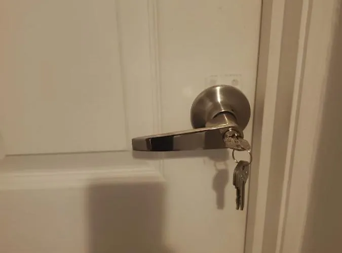 Large Kingsize Ensuite In Kingswood, Bristol, Bs15 *