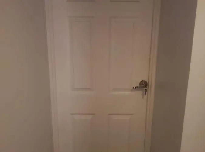 Large Kingsize Ensuite In Kingswood, Bristol, Bs15 *