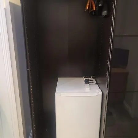 Large Kingsize Ensuite In Kingswood, Bristol, Bs15 ホームステイ