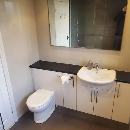 Large Kingsize Ensuite In Kingswood, Bristol, Bs15 ホームステイ *