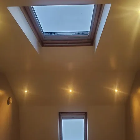 Large Kingsize Ensuite In Kingswood, Bristol, Bs15 ホームステイ