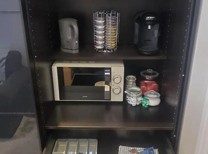 Large Kingsize Ensuite In Kingswood, Bristol, Bs15 بريستول