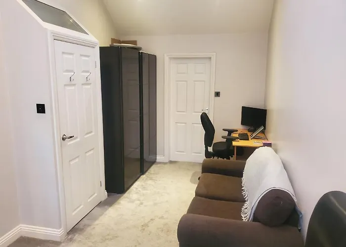 Large Kingsize Ensuite In Kingswood, Bristol, Bs15 *